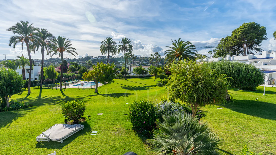Casa Preciosa, o casă tip townhouse spațioasă cu 4 dormitoare, complet renovată, situată în Golf Valley din Nueva Andalucia, Marbella