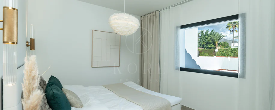Casa Preciosa, o casă tip townhouse spațioasă cu 4 dormitoare, complet renovată, situată în Golf Valley din Nueva Andalucia, Marbella