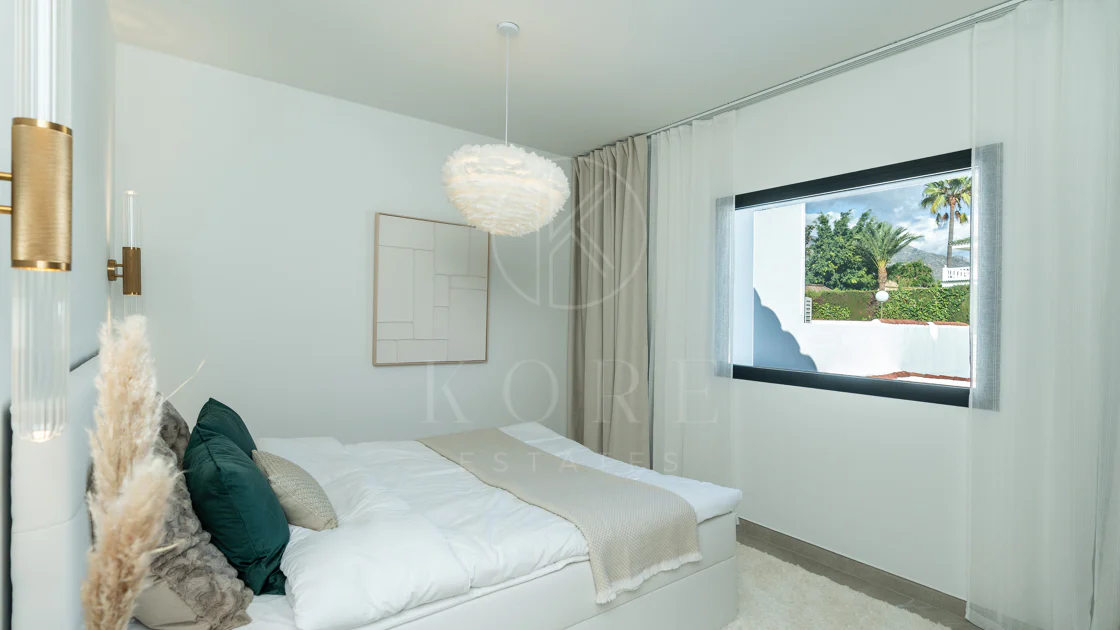 Casa Preciosa, o casă tip townhouse spațioasă cu 4 dormitoare, complet renovată, situată în Golf Valley din Nueva Andalucia, Marbella