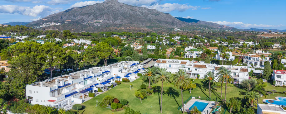Casa Preciosa, o casă tip townhouse spațioasă cu 4 dormitoare, complet renovată, situată în Golf Valley din Nueva Andalucia, Marbella