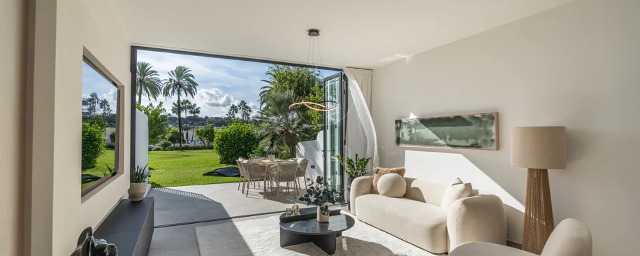 Casa Preciosa, o casă tip townhouse spațioasă cu 4 dormitoare, complet renovată, situată în Golf Valley din Nueva Andalucia, Marbella