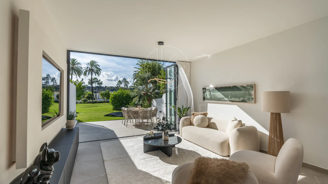 Casa Preciosa, o casă tip townhouse spațioasă cu 4 dormitoare, complet renovată, situată în Golf Valley din Nueva Andalucia, Marbella