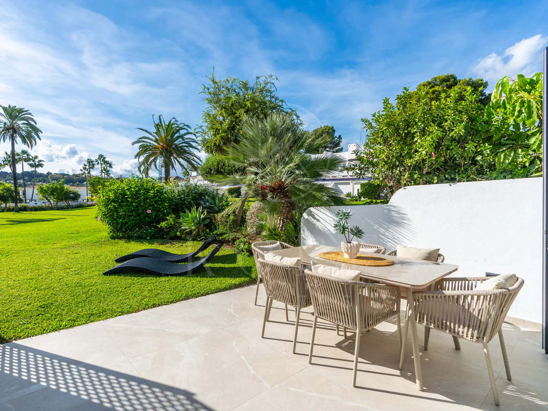 Casa Preciosa, o casă tip townhouse spațioasă cu 4 dormitoare, complet renovată, situată în Golf Valley din Nueva Andalucia, Marbella