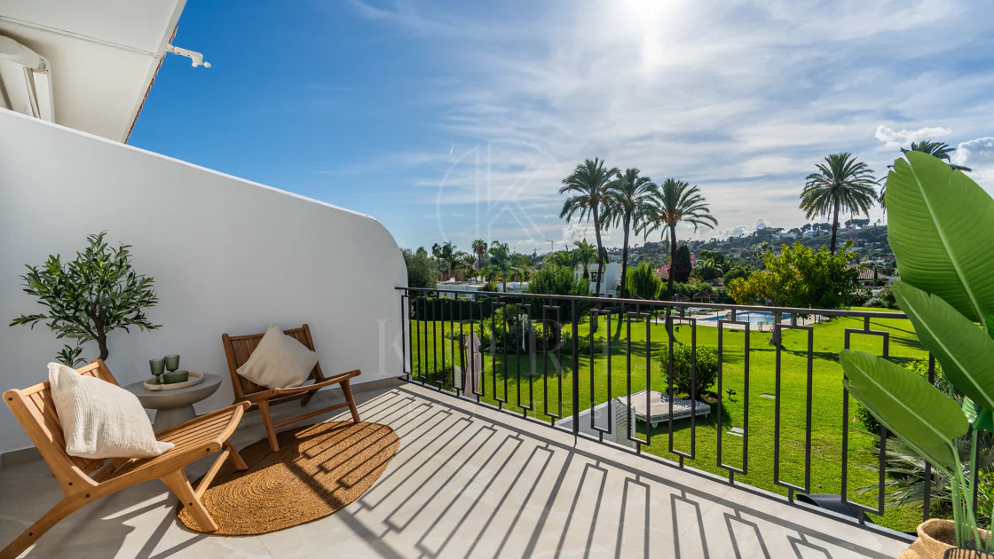 Casa Preciosa, o casă tip townhouse spațioasă cu 4 dormitoare, complet renovată, situată în Golf Valley din Nueva Andalucia, Marbella