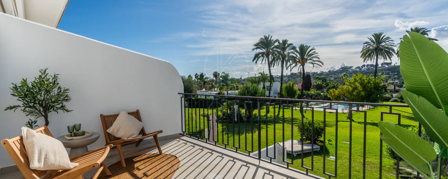 Casa Preciosa, o casă tip townhouse spațioasă cu 4 dormitoare, complet renovată, situată în Golf Valley din Nueva Andalucia, Marbella