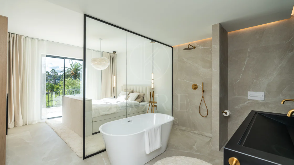 Casa Preciosa, o casă tip townhouse spațioasă cu 4 dormitoare, complet renovată, situată în Golf Valley din Nueva Andalucia, Marbella