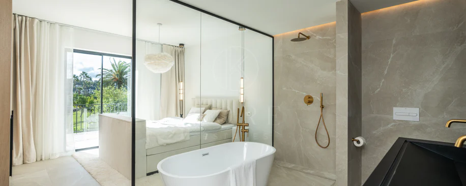 Casa Preciosa, o casă tip townhouse spațioasă cu 4 dormitoare, complet renovată, situată în Golf Valley din Nueva Andalucia, Marbella