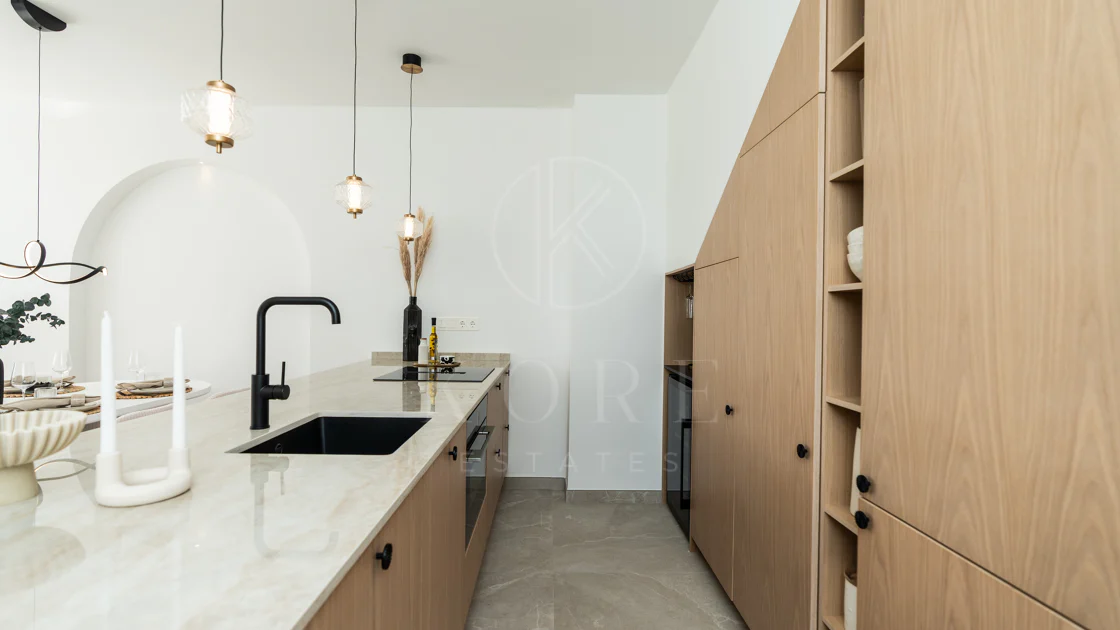 Casa Preciosa, o casă tip townhouse spațioasă cu 4 dormitoare, complet renovată, situată în Golf Valley din Nueva Andalucia, Marbella