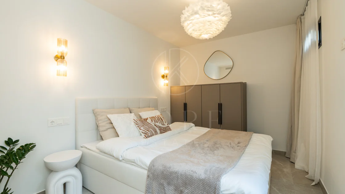 Casa Preciosa, o casă tip townhouse spațioasă cu 4 dormitoare, complet renovată, situată în Golf Valley din Nueva Andalucia, Marbella