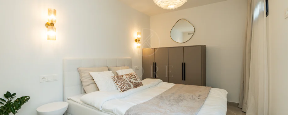 Casa Preciosa, o casă tip townhouse spațioasă cu 4 dormitoare, complet renovată, situată în Golf Valley din Nueva Andalucia, Marbella
