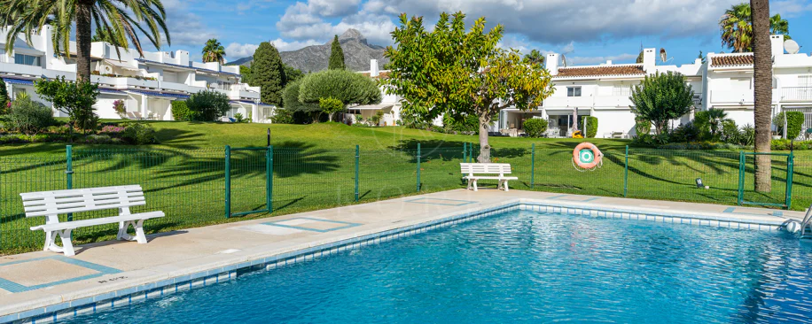 Casa Preciosa, o casă tip townhouse spațioasă cu 4 dormitoare, complet renovată, situată în Golf Valley din Nueva Andalucia, Marbella
