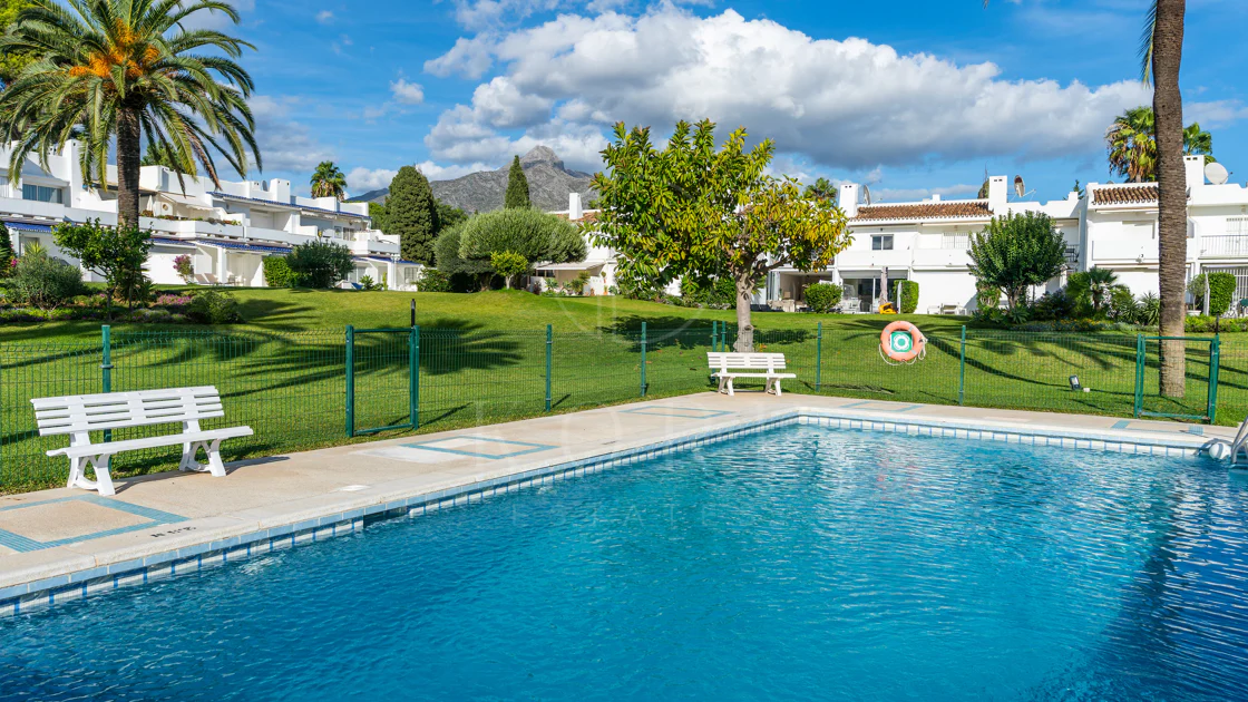 Casa Preciosa, o casă tip townhouse spațioasă cu 4 dormitoare, complet renovată, situată în Golf Valley din Nueva Andalucia, Marbella
