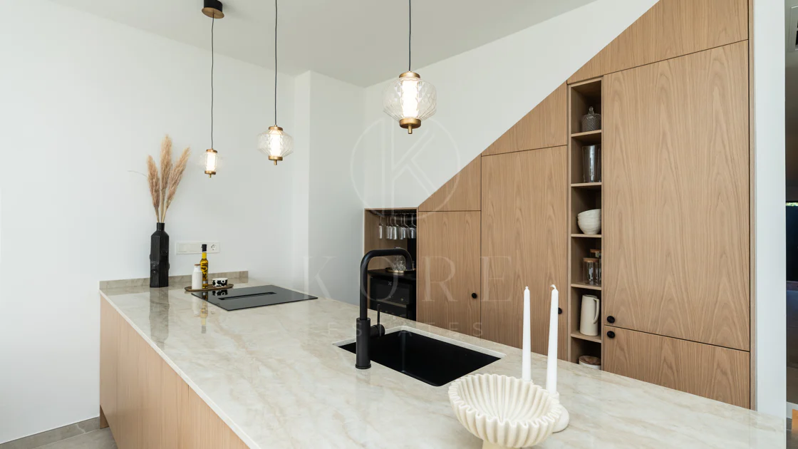 Casa Preciosa, o casă tip townhouse spațioasă cu 4 dormitoare, complet renovată, situată în Golf Valley din Nueva Andalucia, Marbella