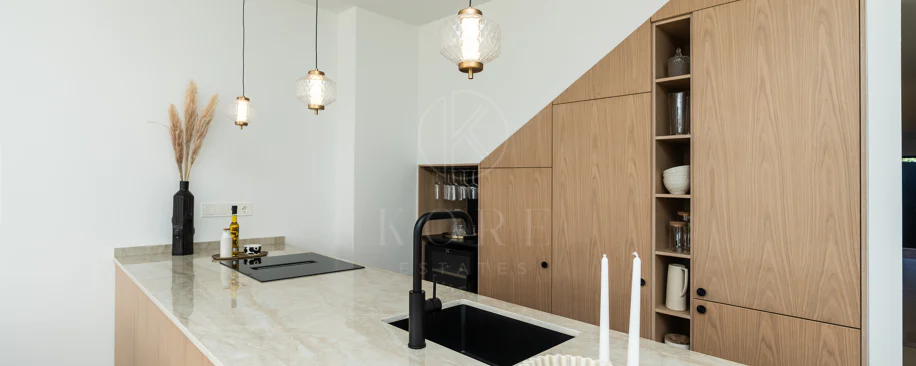 Casa Preciosa, o casă tip townhouse spațioasă cu 4 dormitoare, complet renovată, situată în Golf Valley din Nueva Andalucia, Marbella