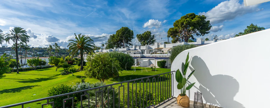 Casa Preciosa, o casă tip townhouse spațioasă cu 4 dormitoare, complet renovată, situată în Golf Valley din Nueva Andalucia, Marbella