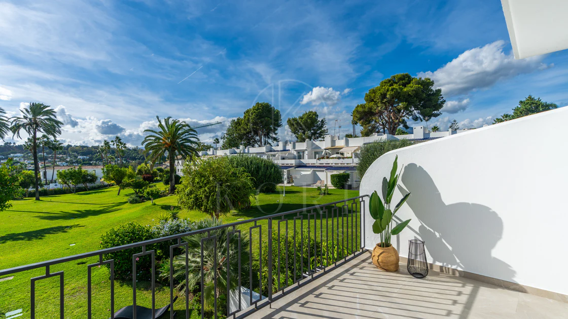 Casa Preciosa, o casă tip townhouse spațioasă cu 4 dormitoare, complet renovată, situată în Golf Valley din Nueva Andalucia, Marbella