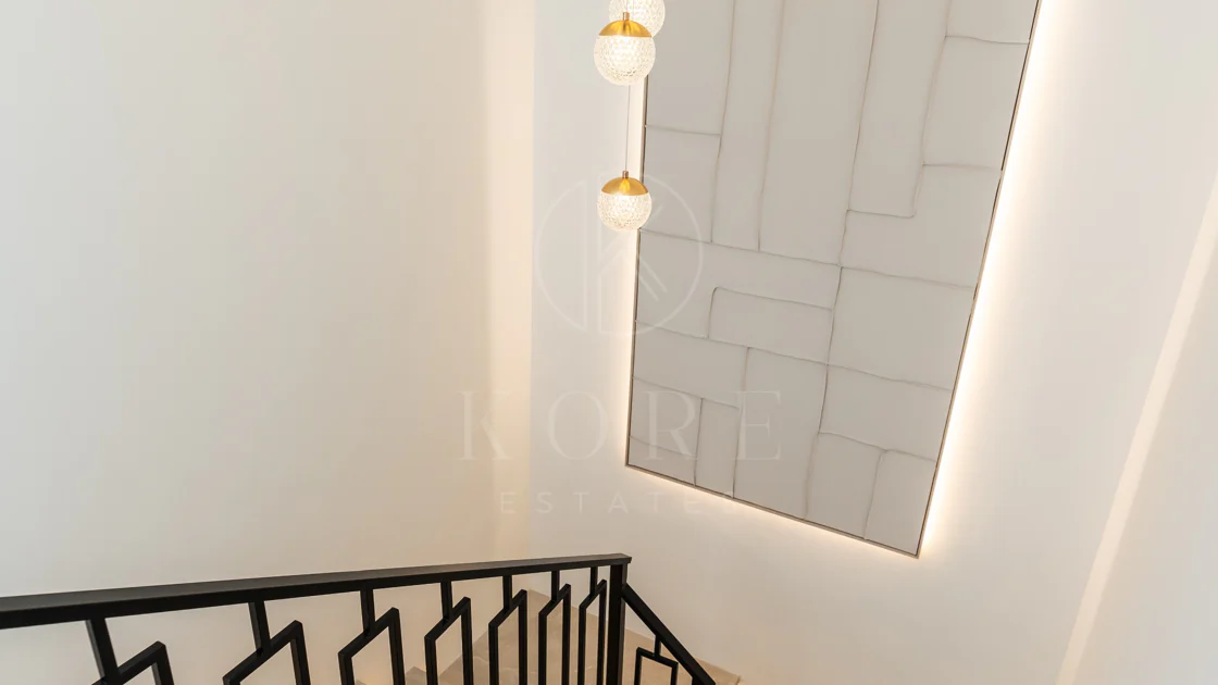 Casa Preciosa, o casă tip townhouse spațioasă cu 4 dormitoare, complet renovată, situată în Golf Valley din Nueva Andalucia, Marbella