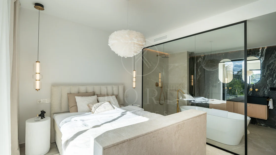 Casa Preciosa, o casă tip townhouse spațioasă cu 4 dormitoare, complet renovată, situată în Golf Valley din Nueva Andalucia, Marbella