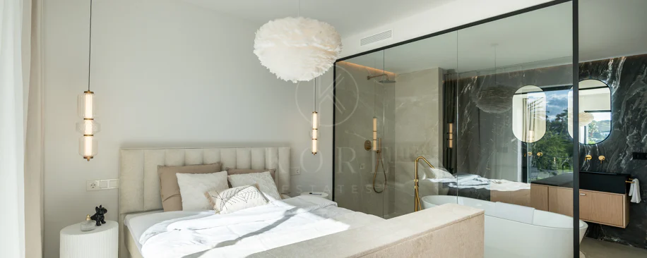 Casa Preciosa, o casă tip townhouse spațioasă cu 4 dormitoare, complet renovată, situată în Golf Valley din Nueva Andalucia, Marbella