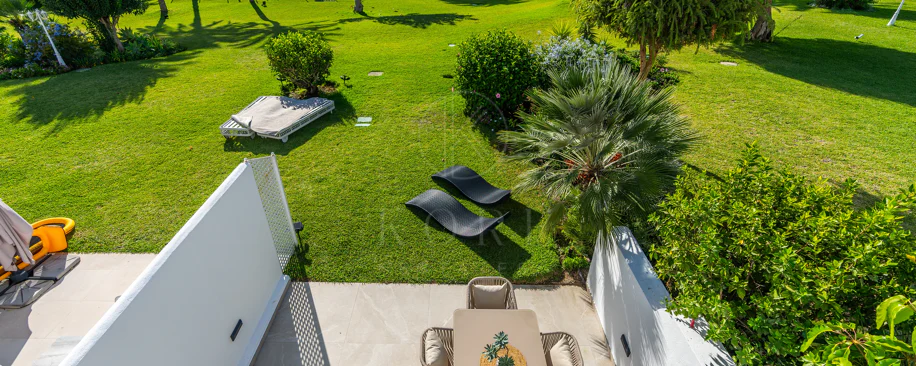 Casa Preciosa, o casă tip townhouse spațioasă cu 4 dormitoare, complet renovată, situată în Golf Valley din Nueva Andalucia, Marbella