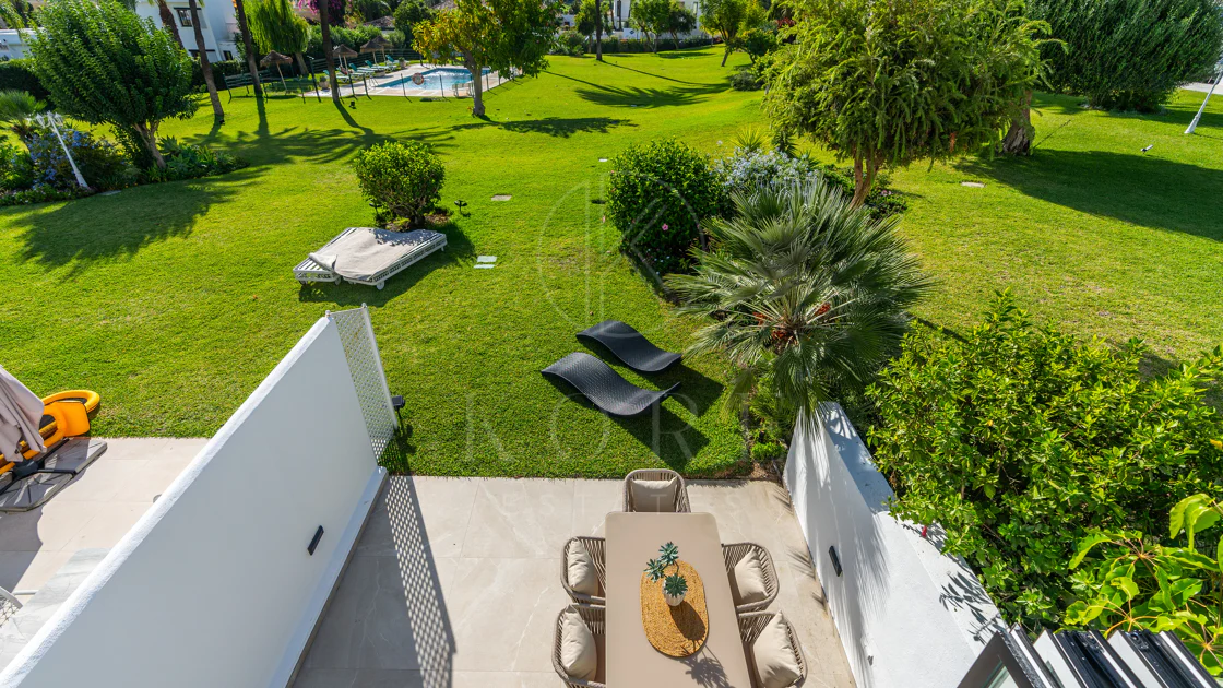 Casa Preciosa, o casă tip townhouse spațioasă cu 4 dormitoare, complet renovată, situată în Golf Valley din Nueva Andalucia, Marbella