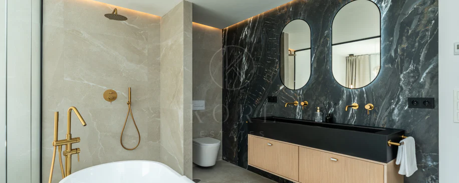 Casa Preciosa, o casă tip townhouse spațioasă cu 4 dormitoare, complet renovată, situată în Golf Valley din Nueva Andalucia, Marbella