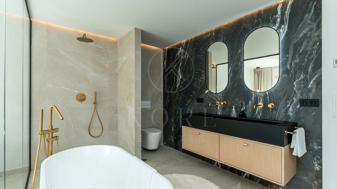 Casa Preciosa, o casă tip townhouse spațioasă cu 4 dormitoare, complet renovată, situată în Golf Valley din Nueva Andalucia, Marbella