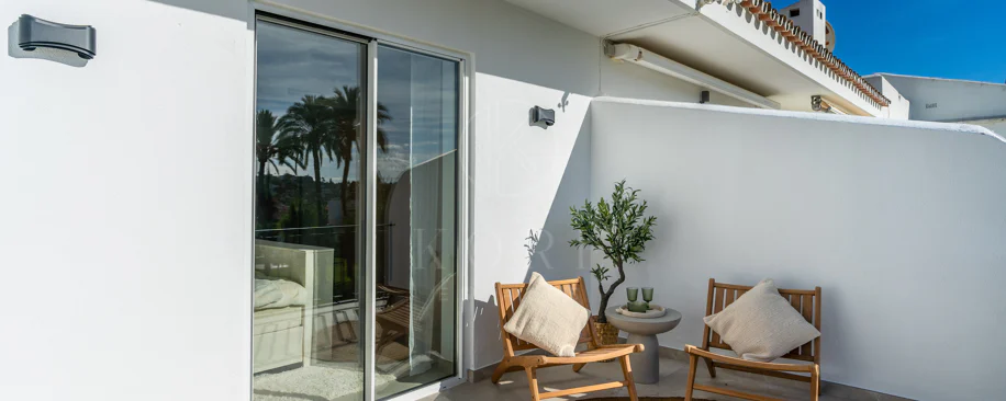 Casa Preciosa, o casă tip townhouse spațioasă cu 4 dormitoare, complet renovată, situată în Golf Valley din Nueva Andalucia, Marbella