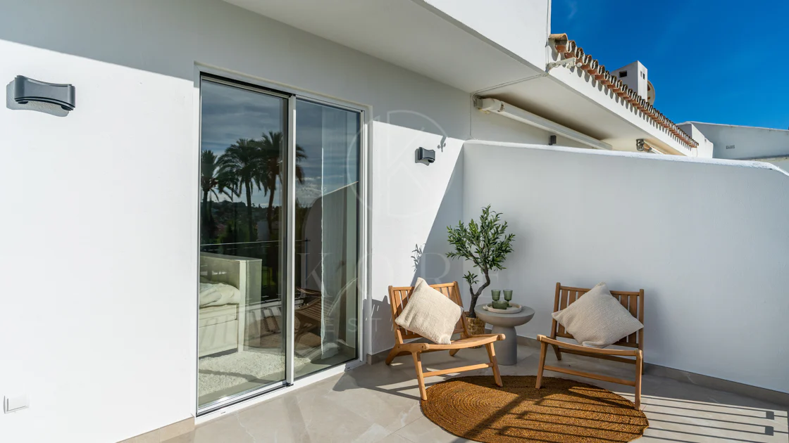 Casa Preciosa, o casă tip townhouse spațioasă cu 4 dormitoare, complet renovată, situată în Golf Valley din Nueva Andalucia, Marbella