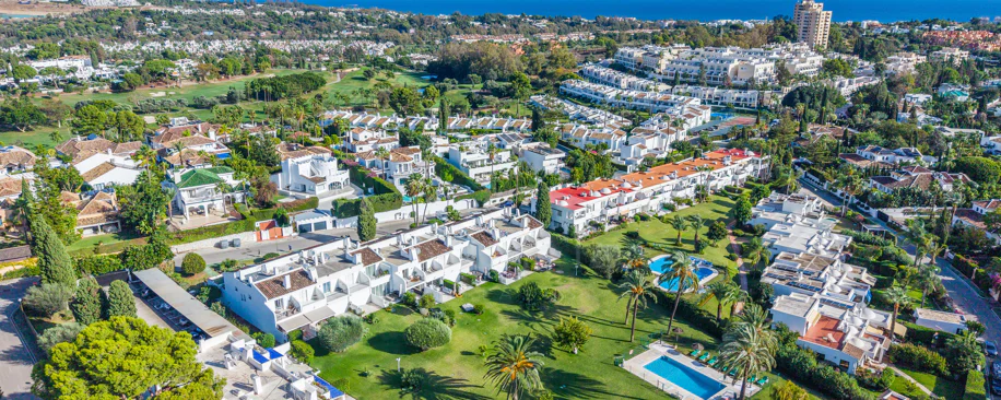 Casa Preciosa, o casă tip townhouse spațioasă cu 4 dormitoare, complet renovată, situată în Golf Valley din Nueva Andalucia, Marbella
