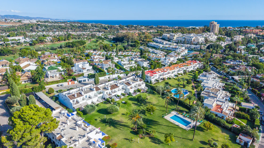 Casa Preciosa, o casă tip townhouse spațioasă cu 4 dormitoare, complet renovată, situată în Golf Valley din Nueva Andalucia, Marbella
