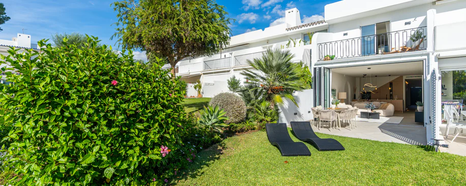 Casa Preciosa, o casă tip townhouse spațioasă cu 4 dormitoare, complet renovată, situată în Golf Valley din Nueva Andalucia, Marbella