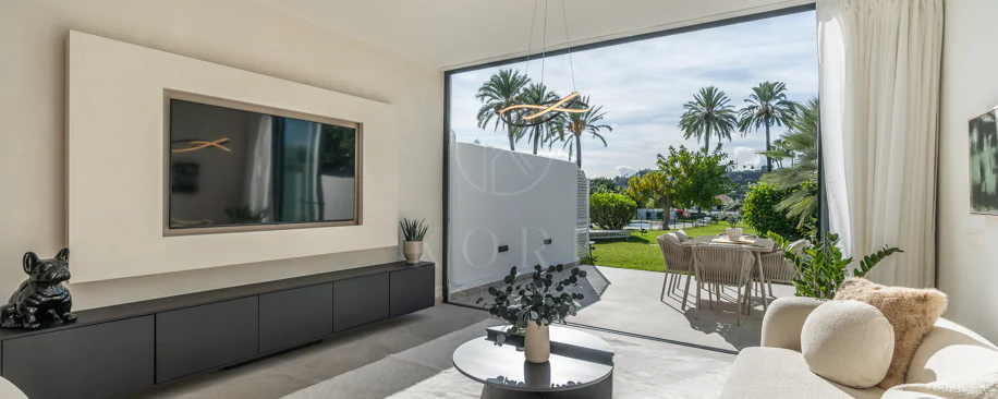 Casa Preciosa, o casă tip townhouse spațioasă cu 4 dormitoare, complet renovată, situată în Golf Valley din Nueva Andalucia, Marbella