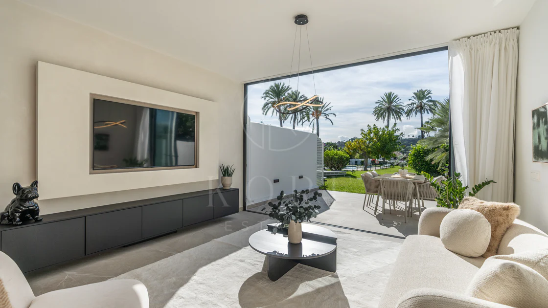 Casa Preciosa, o casă tip townhouse spațioasă cu 4 dormitoare, complet renovată, situată în Golf Valley din Nueva Andalucia, Marbella