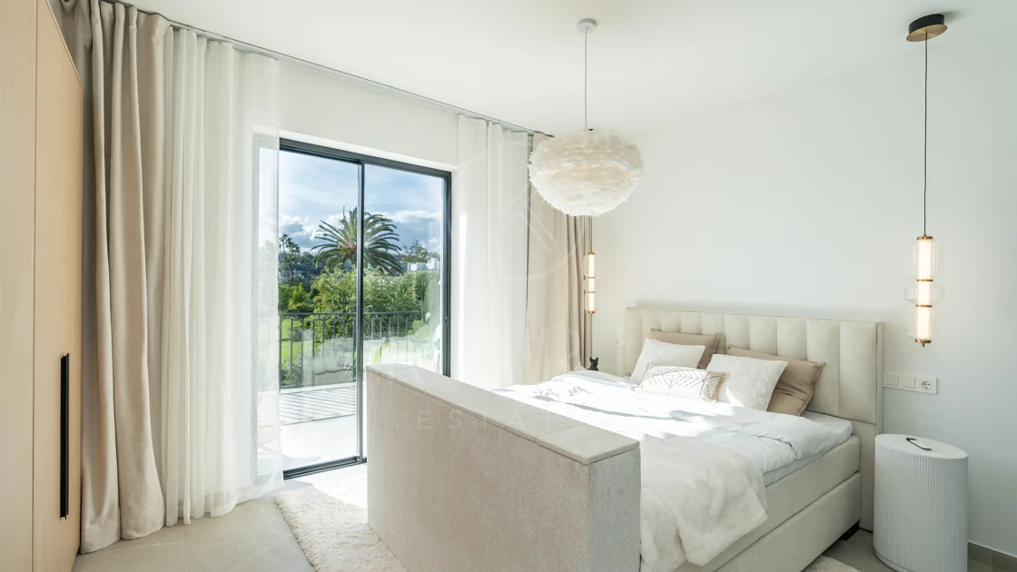 Casa Preciosa, o casă tip townhouse spațioasă cu 4 dormitoare, complet renovată, situată în Golf Valley din Nueva Andalucia, Marbella