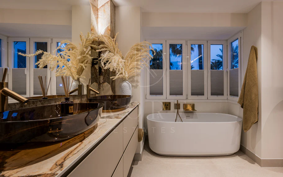 Exclusive apartment Reformed in Palm Beach, Los Monteros, beachfront