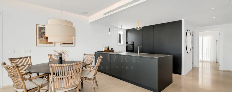 Un apartament luxos cu design contemporan situat în faimoasa marină din Puerto Banus