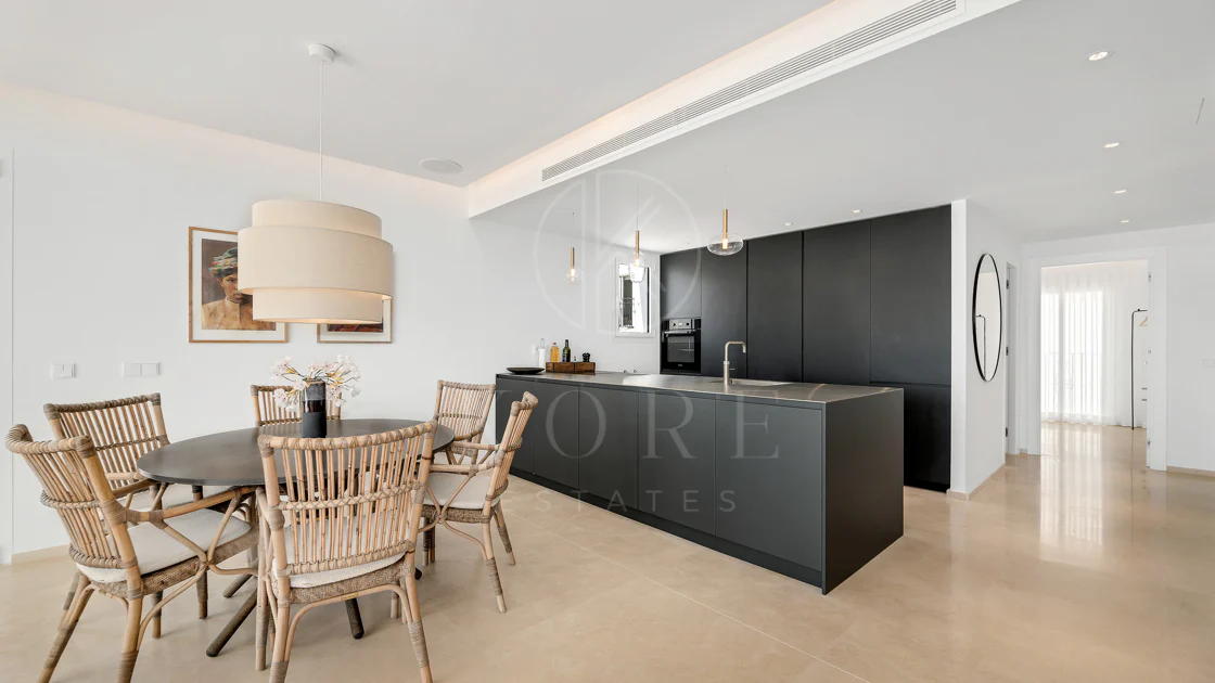 Un apartament luxos cu design contemporan situat în faimoasa marină din Puerto Banus