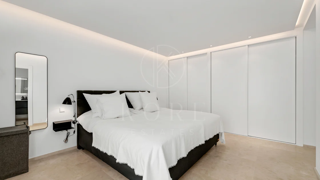 Un apartament luxos cu design contemporan situat în faimoasa marină din Puerto Banus