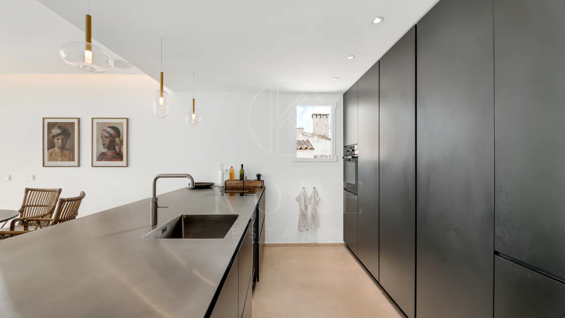 Un apartament luxos cu design contemporan situat în faimoasa marină din Puerto Banus