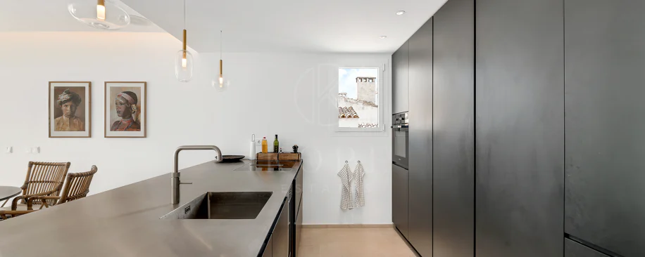Un apartament luxos cu design contemporan situat în faimoasa marină din Puerto Banus