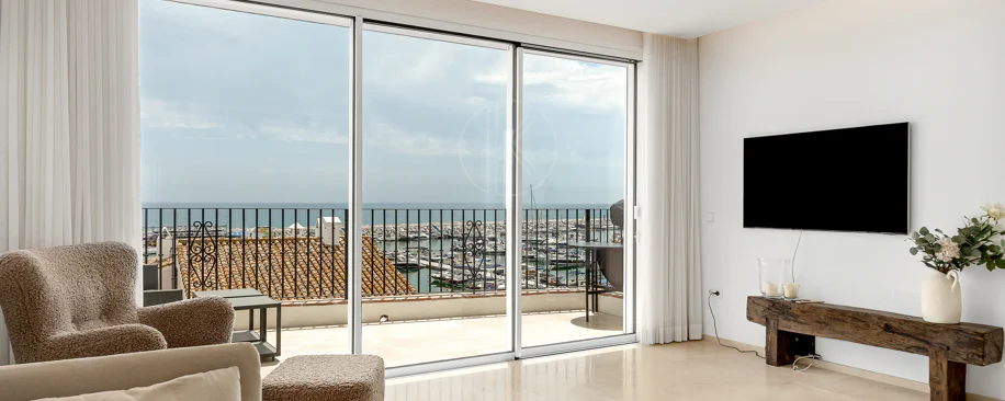 Un apartament luxos cu design contemporan situat în faimoasa marină din Puerto Banus