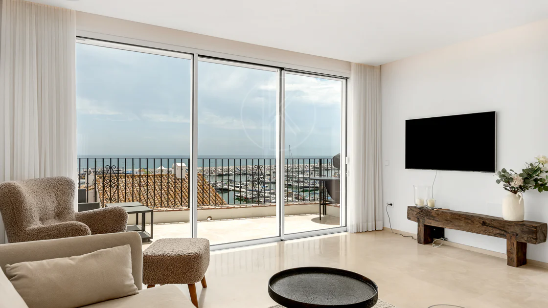 Un apartament luxos cu design contemporan situat în faimoasa marină din Puerto Banus