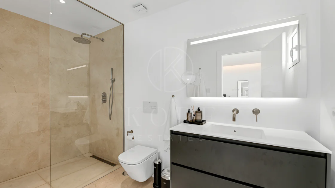 Un apartament luxos cu design contemporan situat în faimoasa marină din Puerto Banus