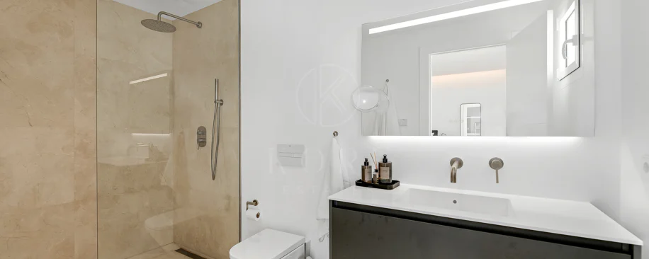 Un apartament luxos cu design contemporan situat în faimoasa marină din Puerto Banus