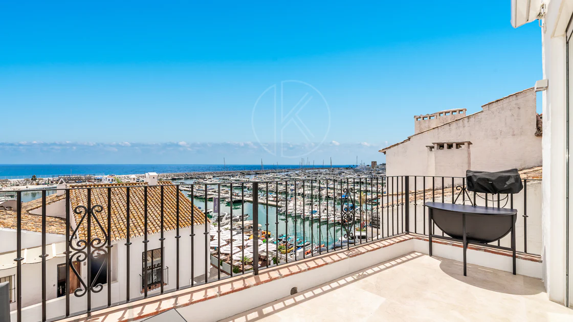 Un apartament luxos cu design contemporan situat în faimoasa marină din Puerto Banus