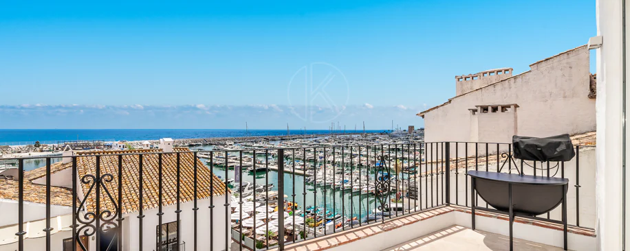 Un apartament luxos cu design contemporan situat în faimoasa marină din Puerto Banus