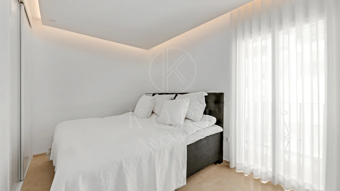 Un apartament luxos cu design contemporan situat în faimoasa marină din Puerto Banus