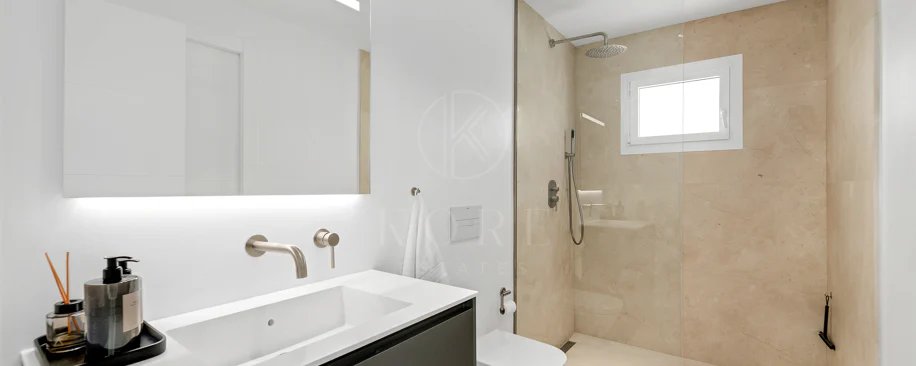 Un apartament luxos cu design contemporan situat în faimoasa marină din Puerto Banus