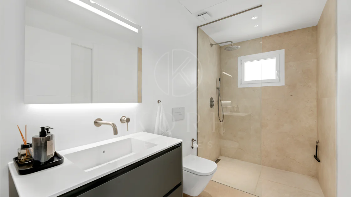 Un apartament luxos cu design contemporan situat în faimoasa marină din Puerto Banus